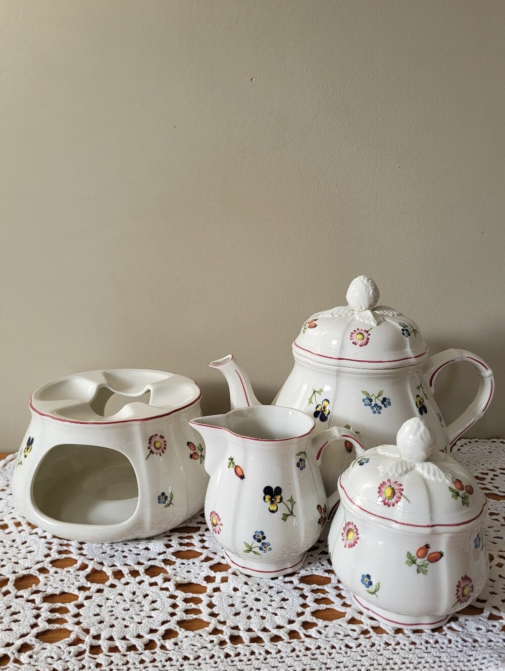 Lovely Villeroy & Boch Petite Fleur Teapot Sugar & Creamer Warmer Set